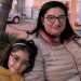 La signora Rosa insieme con la figlia Dalila di 7 anni, viene spesso a riposarsi tra le panche disposte nel giardino, allombra degli alti pini